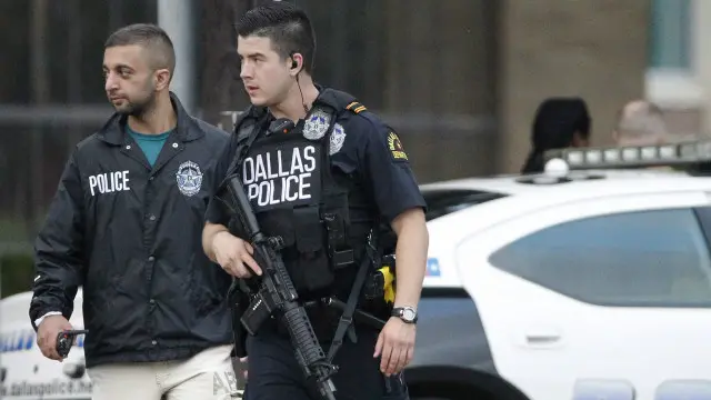 گھیراؤ کئی گھنٹے تک جاری رہا جس کے بعد پولیس کے نشانہ باز نے حملہ آور کو گولی مار کر ہلاک کر دیا