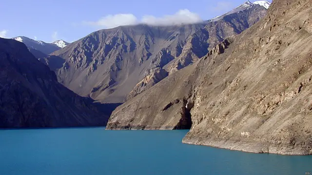 در اثر این زمین لرزه سدی طبیعی به اترفاع 567 متر تشکیل شد. پژواک این زمین لرزه آن زمان هزارها کیلومتر دورتر، در مرکز لرزه شناسی پولکوو در حوالی سن پیترزبورگ به ثبت رسید.