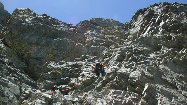 جریان آب بتدریج دره ای را که از چهار طرف با کوههای سر به فلک کشیده احاطه شده بود، پر کرد، روستای "سریز" را در کام خود فرو برد و دریاچه "سریز" را پدید آورد. تا دیرزمان جهان از این فاجعه خبری نداشت. راههای اتومبیل رو در دره کوهستانی "بَرتَنگ" خیلی دیرتر، در زمان شوروی ساخته شدند. در زمان حادثه این منطقه از جهان منزوی بود.