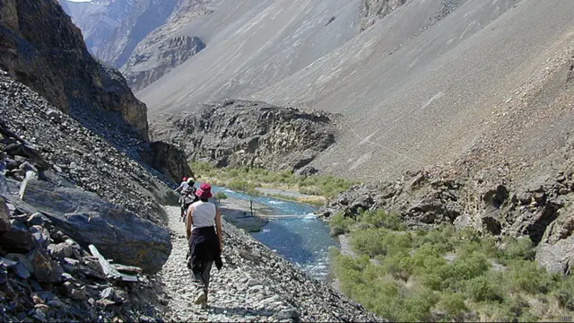 دانشمندان دریاچه سریز را اژدهای خفته آسیای میانه می نامند. طبق ارزیابیهای کارشناسان، در صورت رخنه شدن سد این دریاچه بخش اعظمی از قلمرو تاجیکستان، ازبکستان، قرقیزستان، افغانستان و ترکمنستان زیر آب خواهد ماند و حدود شش میلیون قربانی خواهند گرفت.