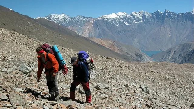 سطح آب سریز پیوسته تغییر می کند. از این رو، نظارت دایمی بر وضعیت آن صورت می گیرد. راه اتومبیلرو به سمت این دریاچه وجود ندارد. گروههای نجات از راههای تنگ و باریک کوهستانی با تجهیزات سنکین و پای پیاده به آنجا می روند. آخرین پژوهشی که در مورد دریاچه سریز انجام شد، در زمان شوروی بود. آن زمان گروههایی از دانشمندان به طور شبانروزی بر وضعیت این دریاچه نظارت می کردند. امروز تاجیکستان برای این گونه نظارت دایمی سرمایه ندارد.