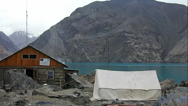 کمک سازمانهای بین المللی برای رفع این مشکل چاره ساز آمده. وسایل پژوهشی امکان می دهند که خفیف ترین صداها در عمق دریاچه ثبت شوند و در صورت وقوع حادثه ای دستگاههای موجود سیگنال را به روستاهای نزدیک ترین می فرستند. در نزدیکی دریاچه سریز حدود 10 روستا واقع شده اند. مشکل دسترسی به آب تازه برای میلیونها نفر در آسیای مسئله ای داغ است. دریاچه سریز که میلیونها تُن آب پاک دارد، می تواند بخشی از این مشکل را حل کند.