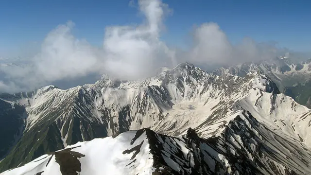 اما تاجیکستان برای اجرای طرحهایی در مورد استفاده از آب این دریاچه سرمایه ندارد. مسایل مربوط به این در دیدار اخیر امامعلی رحمان، رئیس جمهوری تاجیکستان، با بان کی مون، دبیر کل سازمان ملل متحد، بررسی شده است. آقای بان برای شرکت در همایش بین المللی به تاجیکستان سفر کرده بود.