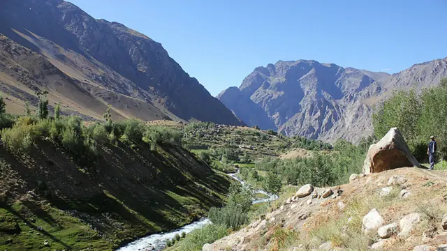 تاجیکستان از بیشترین ذخایر آب در آسیای میانه برخوردار است. همه ساله بیش از 64 میلیارد متر مکعب آب در قلمرو این کشور فراهم می شود که 60 درصد از مجموع منابع آب منطقه را تشکیل می دهد. با وجود ظرفیت عظیم نیروی آبی اش، تاجیکستان همگی از چهار درصد این ذخایر استفاده می کند. گذشته از این، جمعیت این کشور همه ساله تا شش ماه از کمبود شدید نیروی برق رنج می برند.