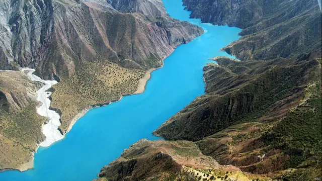 طرفیت نیروی برق آبی تاجیکستان 527 میلیارد کیلووات ساعت در سال ارزیابی شده است که این رقم سه برابر بیشتر از مجموع مصرف نیروی برق در آسیای میانه است. از لحاظ برخرداری از منابع انرژی آبی، تاجیکستان بعد از چین، روسیه، آمریکا، برزیل، زایر، هند و کانادا در هشتمین رده قرار دارد.