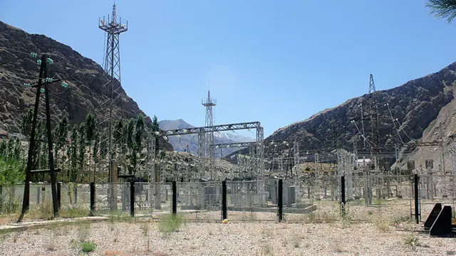 در تاجیکستان و قرقیزستان بسیاریها معتقدند که تنها راه حل، ساختن نیروگاههای جدید است. دوشنبه و بیشکک مطمئن هستند که با ساختمان نیروگاهها می توانند استقلال انرژی خود را تامین و به کشورهای دیگر آسیای میانه هم کمک کنند.