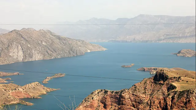 اما جلب سرمایه برای اجرای این گونه طرحها آسان نیست، زیرا ازبکستان و قزاقستان با ساختمان نیروگاهها مخالفند. مقامات این دو کشور می گویند که ساختمان نیروگاهها مشکلات جدی زیست محیطی را به دنبال خواهد داشت و همچنین به کاهش آب برای آبیاری زمینها در ازبکستان و ترکمنستان و قزاقستان منجر خواهد شد. طرفها هنوز به توافقی کامل در مورد اجرای این طرحها دست نیافته اند.