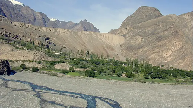 تغییرات اقلیمی به افزایش حوادث طبیعی در تاجیکستان منجر شده است. طی 10 سال اخیر در اثر حوادث طبیعی ناشی از آب صدها نفر جان خود را از دست داده اند. خساراتی که از این حوادث به اقتصاد تاجیکستان وارد شده، بیش از یک میلیارد دلار ارزیابی شده است. دانشمندان تاجیک می گویند در 50 سال گذشته حرارت متوسط هوا در این کشور یک درجه سلسیوس بالاتر رفته و این امر منجر به آب شدن بیش از هزار یخچال طبیعی در کوهستان این کشور شده است.