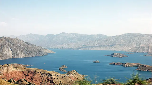 کارشناسان می گویند رشد جمعیت جهان تا سال 2050 به بیش از نُه میلیارد نفر خواهد رسید که این امر به نوبه خود باعث افزایش مصرف آب خواهد شد. طبق اطلاع سزامان ملل متحد، نزدیک 750 میلیون نفر در جهان به آب تازه آشامیدنی دسترسی ندارند. بیش از 2.5 میلیارد نفر هم از دسترسی به معیارهای اولیه بهداری محرومند. همچنین، یک میلیارد و 300 میلیون نفر به نیروی برق دسترسی ندارند. این وضع در آینده ممکن است در نتیجه تفییرات اقلیمی و افزایش جمعیت وخیم تر شود.