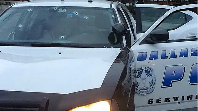 Sebuah mobil polisi yang penuh lubang peluru