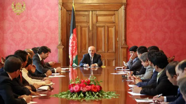 اشرف غنی این روزها سرگرم رایزنی با گروه‌های مختلف سیاسی و اجتماعی درباره سرنوشت مجلس است