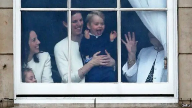 观看皇家空军表演之前,乔治王子在白金汉宫的窗口露面。