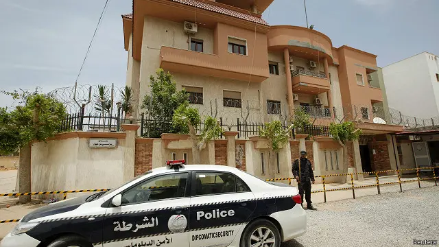 الحكومة التونسية قالت إن جماعة مسلحة اقتحمت القنصلية في طرابلس وخطفت الموظفين العشرة