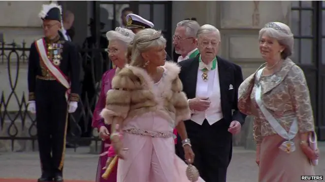 Члены королевской семьи на красной дорожке