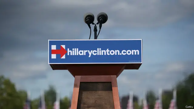 ہیلری کلنٹن صدارتی امیدوار بھی ہیں اور ماضی میں سرکاری امور کے لیے ذاتی ای میل کے استعمال پر انھیں تنقید کا نشانہ بنایا گیا ہے