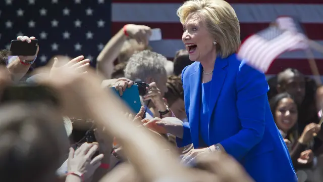 Bà Hillary Clinton cũng mới tuyên bố ra tranh cử tổng thống cho đảng Dân Chủ.