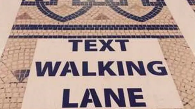 Berjalan sembari mengirim atau membaca SMS dan Whatsapp juga membahayakan jiwa.