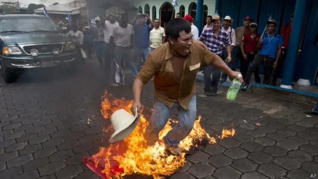 示威者焚燒黨旗