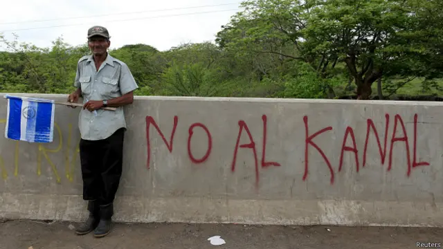 反對者手持國旗