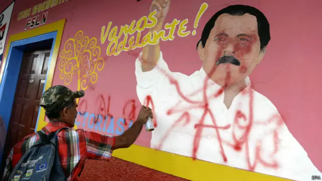 示威者塗污總統畫像