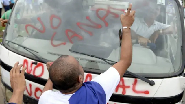 示威者在車窗上塗鴉