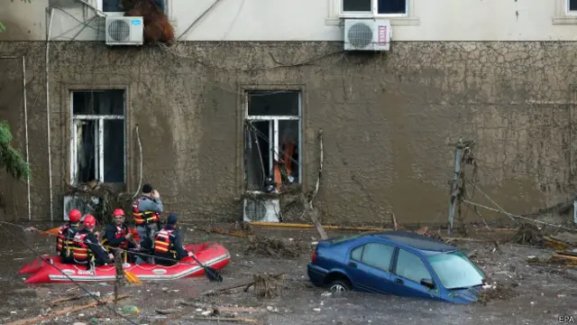 Спасатели на надувной лодке