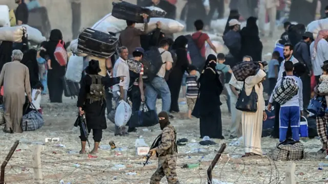 IŞİD üyeleri Türkiye sınırındaki Suriyelileri durdurdu.