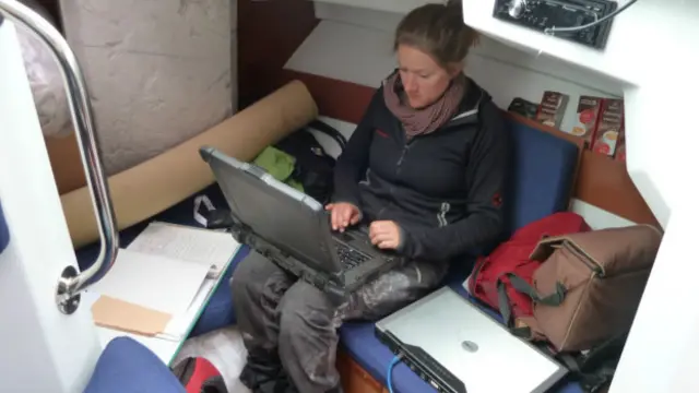 آنا روش، کاشف حفره‌های دیوانه در حال کار در قایقش