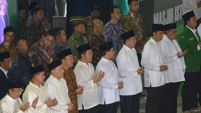 Menteri Agama Lukman Hakim Saifuddin bersama Presiden Joko Widodo dalam acara NU di masjid Istiqlal, Jakarta, Minggu (14/06/2014).
