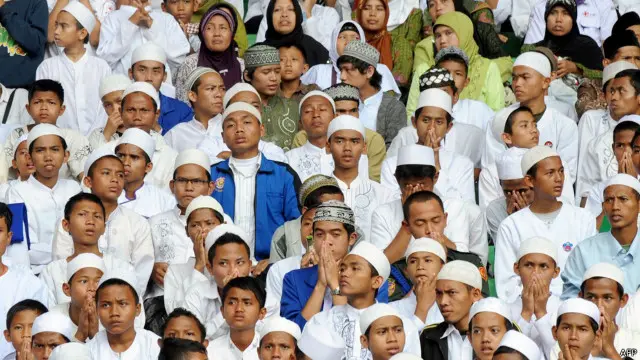Ketika awal mula dikampanyekan, muncul dukungan terhadap model Islam Nusantara yang disuarakan kelompok atau tokoh perorangan Islam yang berpaham moderat.