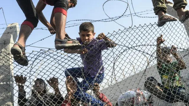 بدأت تركيا في السماح لآلاف للنازحين من المعارك بالدخول إلى أراضيها بعد أن ظلوا عالقين في معبر حدودي.