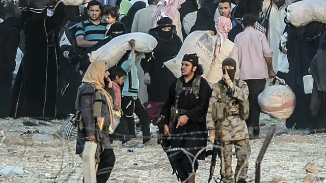 مسلحو تنظيم "الدولة الإسلامية" يحاولون إقناع النازحين السوريين بالبقاء في مناطق سيطرتهم.