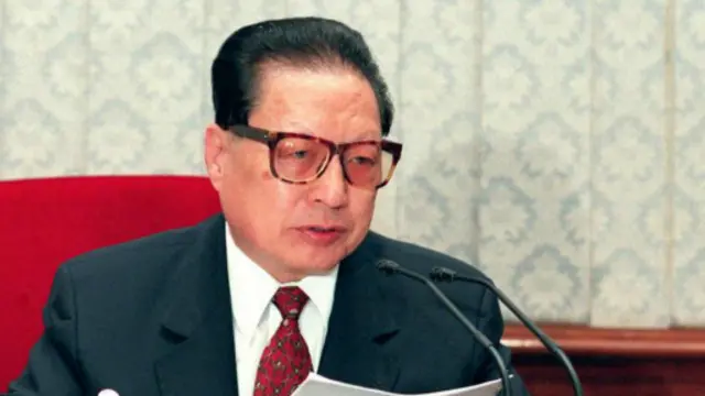 乔石在2012年出版了《乔石谈民主与法制》。