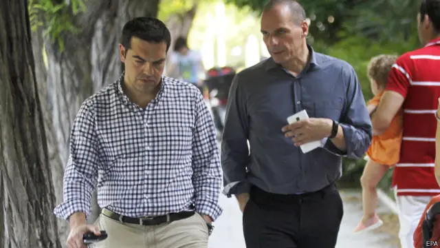 Премьер-министр Греции Алексис Ципрас и министр финансов Янис Варуфакис прогуливаются в парке в Афинах 13 июня