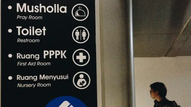 Sejumlah fasilitas seperti ruang menyusui dan musholla disediakan.