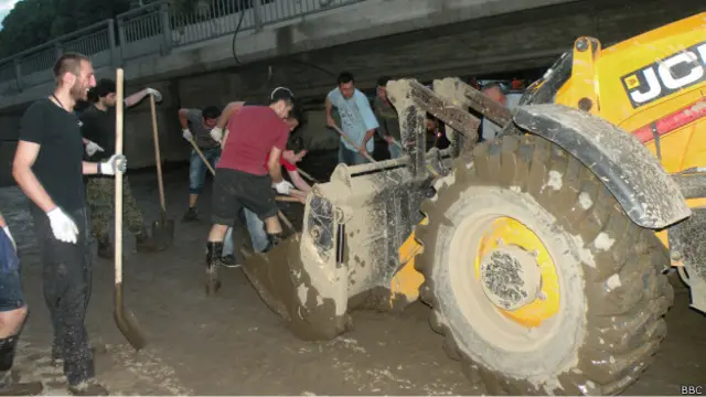 В Тбилиси продолжаются работы по очистке улиц и домов, затопленных в результате стихии