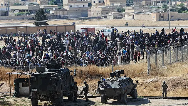 همزمان با این پیشروی ها، هزاران غیرنظامی از ترس درگیری ها به منطقه مرزی ترکیه آمده اند