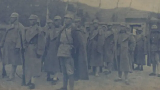 平型关战斗后，八路军某排战士穿敌人大衣、执敌人步枪留影