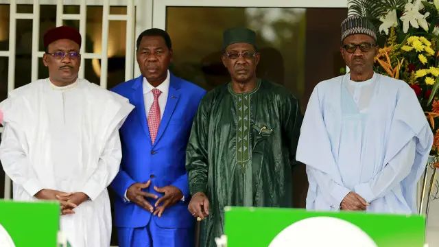 Perezida Deby wa Chad (mu mwambaro w'urwatsi rubisi) kumwe n'abandi bo mu karere, Buhari, Yayi na Iyousouf