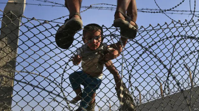 تل ابیض کی جنگ کی وجہ سے کئی درجن افراد خاردار تاروں سے گزر کر ترکی میں داخل ہوئے