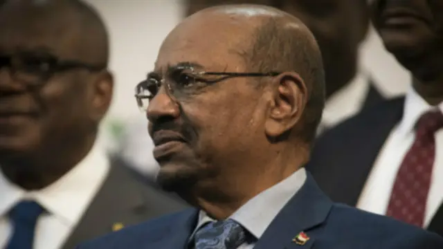 سودان تحت رهبری عمر البشیر از سال‌ها قبل جزو متحدان ایران محسوب می‌شد. عمر البشیر رییس‌جمهور این کشور که از طرف دادگاه‌ بین‌المللی جنایی به خاطر ارتکاب جنایت جنگی در دارفور تحت تعقیب قرار دارد، همواره از طرف ایران و متحدانش در منطقه مورد حمایت قرار می‌گرفت. 