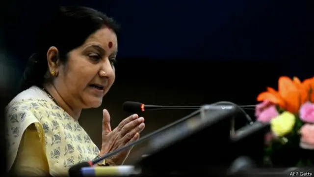 ھارت کی وزیر خارجہ سشما سوراج پر الزامات لگائے گئے ہیں کہ انھوں نے آئی پی ایل کے سابق کمشنر للت مودی کو سفری دستاویزات دلانے میں مدد کی تھی