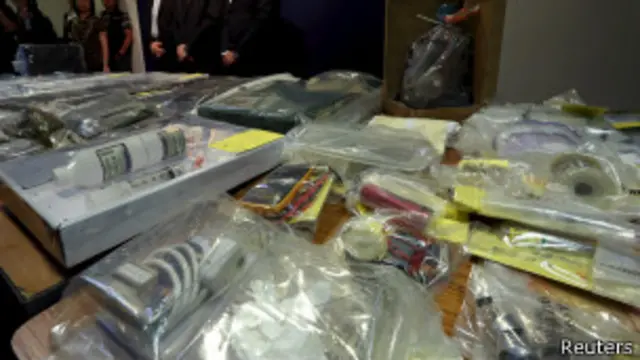 စီးနင်း ရှာဖွေရာမှာ ဖမ်းမိခဲ့တဲ့ ပစ္စည်း တချို့ကို ဟောင်ကောင် ရဲတပ်ဖွဲ့က ပြသခဲ့။