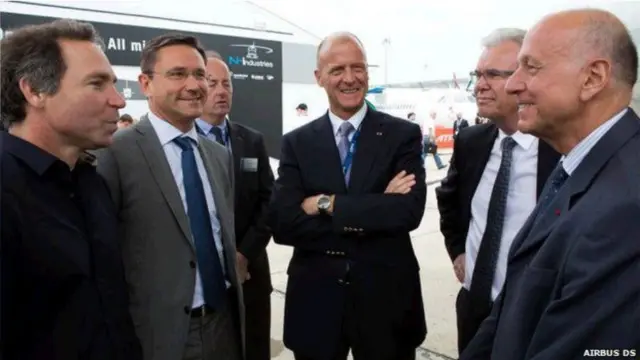 غريغ فايلر (يسار) مع المدير التنفيذي لشركة ايرباص فرانسوا أوك (يمين)