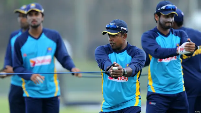 سری لنکن کپتان اینجیلو میتھیوز پاکستانی بیٹسمینوں کو قابو میں کرنے کے لیے لیفٹ آرم سپنر رنگانا ہیراتھ سے بڑی امیدیں وابستہ کیے ہوئے ہیں جنھوں نے اپنی 261 ٹیسٹ وکٹوں میں سے 88 وکٹیں پاکستان کے خلاف صرف 17 ٹیسٹ میچوں میں حاصل کر رکھی ہیں جن میں127 رنز کے عوض نو وکٹوں کی کریئر کی بہترین بولنگ بھی شامل ہے۔