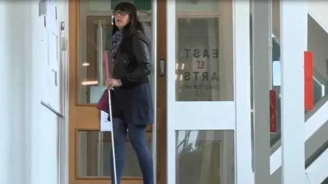 Poco a poco, Rebecca a perdido la mayor parte de su visión.