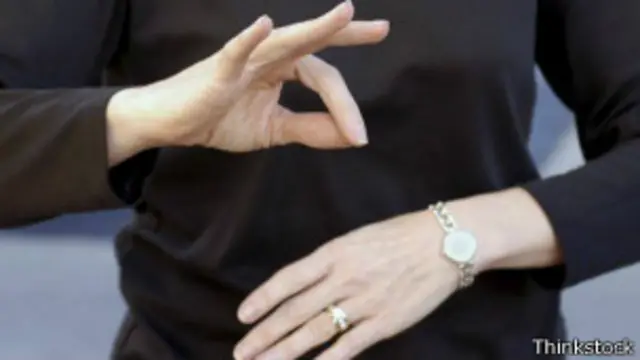 Para muchos sordos, el lenguaje de los signos es su lengua materna.