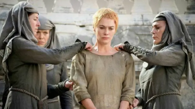 أضطرت شخصية سيرسي لانستر، التي تجسها الممثلة لينا هيدي، إلى تنفيذ عقوبة السير خزيا بعد اعترافها بجريمتها