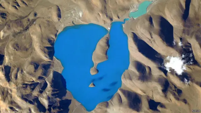 Es una foto del lago Cuo Womo, en ocasiones transcrito Co Ogma o simplemente lago Womo, tomada a 400 kilómetros de altura.
