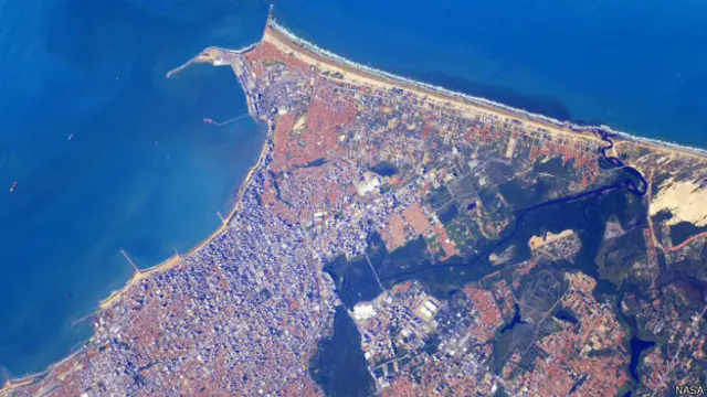 La costa de la ciudad brasileña de Fortaleza es bien azul también.